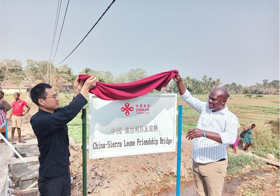 中國(guó)駐塞拉利昂大使王擎（左）和博城市市長(zhǎng)穆薩（右）為中國(guó)—塞拉利昂友誼橋揭牌。中國(guó)援塞農(nóng)業(yè)專家組供圖