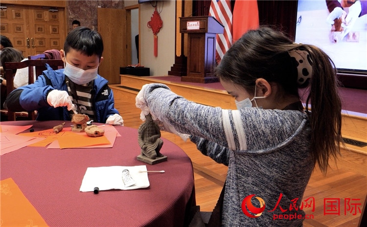 “我是文物修復師”活動環(huán)節(jié)。李鑫江攝