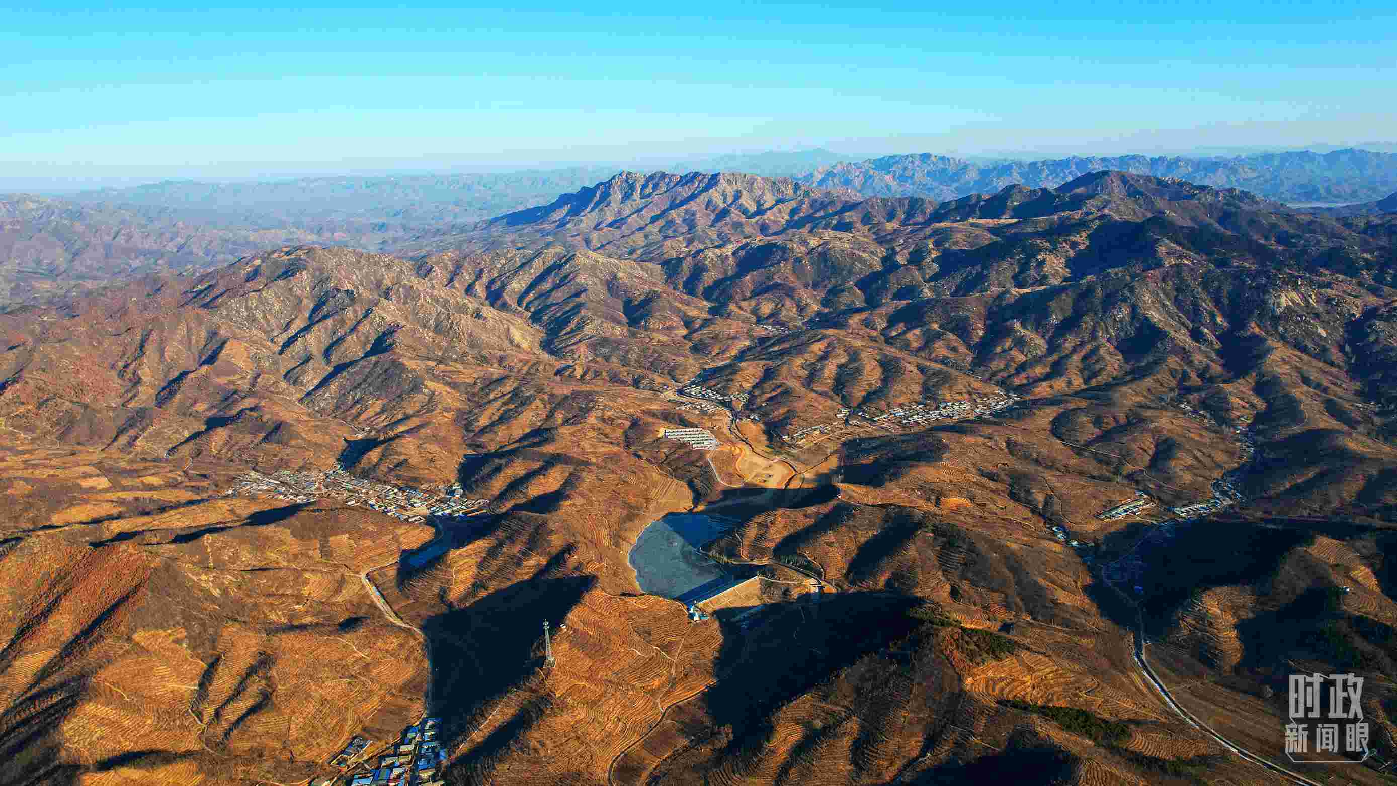 俯瞰祝家溝村。（總臺(tái)央視記者范凱拍攝）