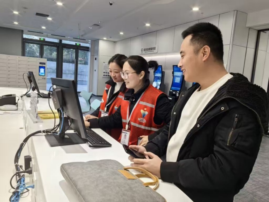 工作人員幫助企業(yè)辦理遷移申請(qǐng)網(wǎng)上填報(bào)。圖片來(lái)源：浙江衢州市市場(chǎng)監(jiān)督管理局