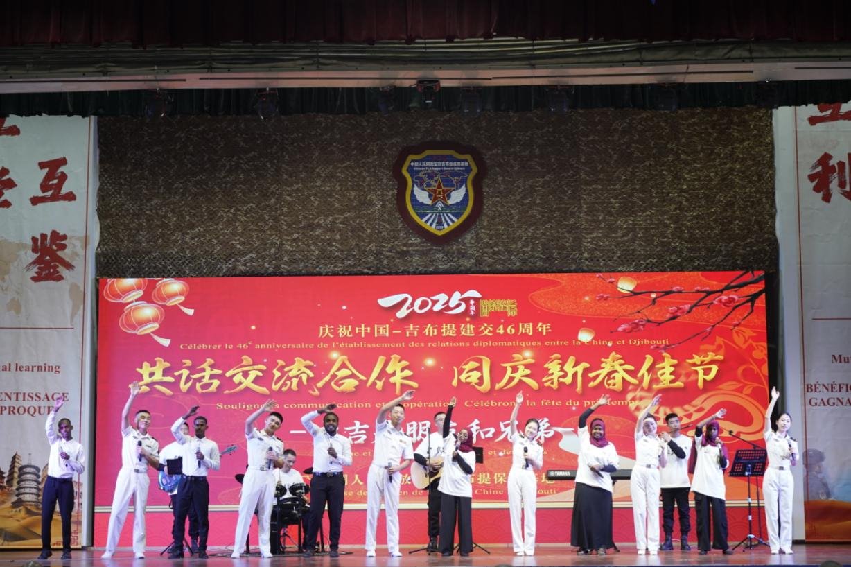 中吉兩國(guó)嘉賓合唱《友誼地久天長(zhǎng)》。主辦方供圖