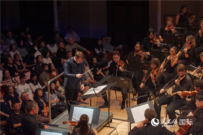 奧克蘭市政廳《空?！方豁懬莩霈F(xiàn)場。張波若攝