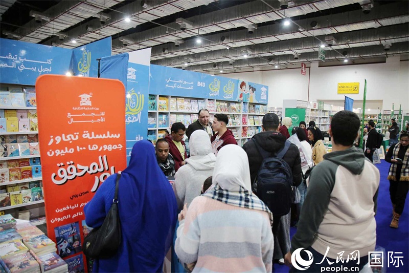 觀眾參觀書展展臺。人民網(wǎng)記者 黃培昭攝