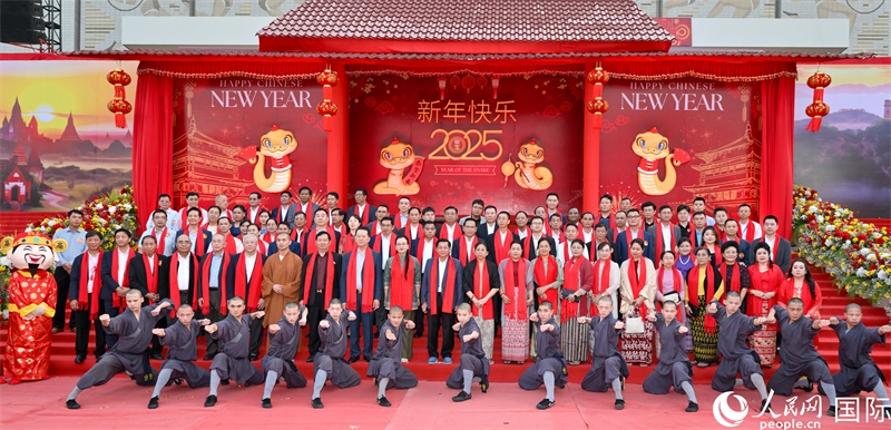 緬甸領導人敏昂萊及馬珈大使與出席活動的嘉賓合影-人民網(wǎng)記者謝佳君攝