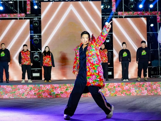 健身教練劉畊宏耐心帶領(lǐng)現(xiàn)場以及線上的朋友們進行熱身。人民網(wǎng)記者 許維娜攝