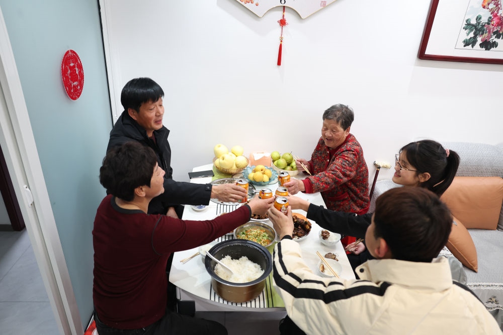 2025年1月22日，遼寧省葫蘆島市綏中縣祝家溝村村民朱西存一家在新房里。新華社記者姚劍鋒 攝