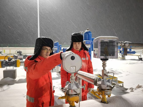 黑河作業(yè)區(qū)員工夜間對天然氣管道進(jìn)行巡檢。受訪者供圖