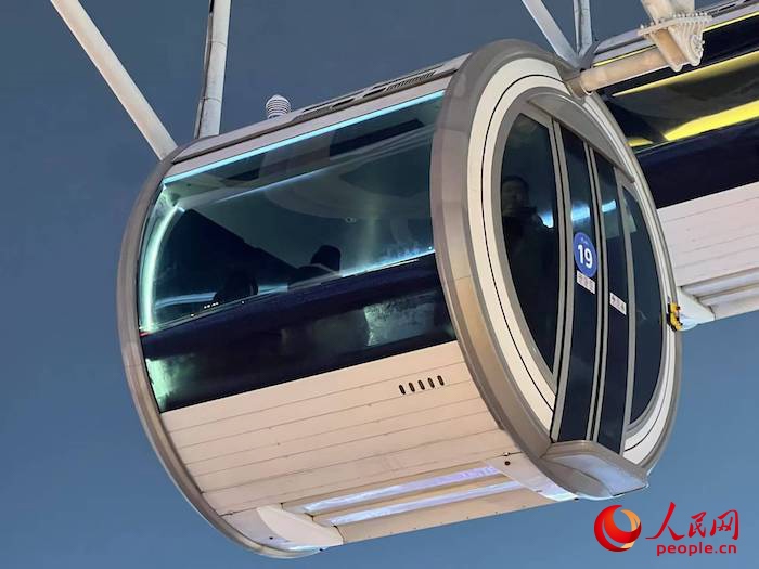 安裝了四要素微型氣象站的摩天輪轎廂。人民網(wǎng) 高清揚(yáng)攝