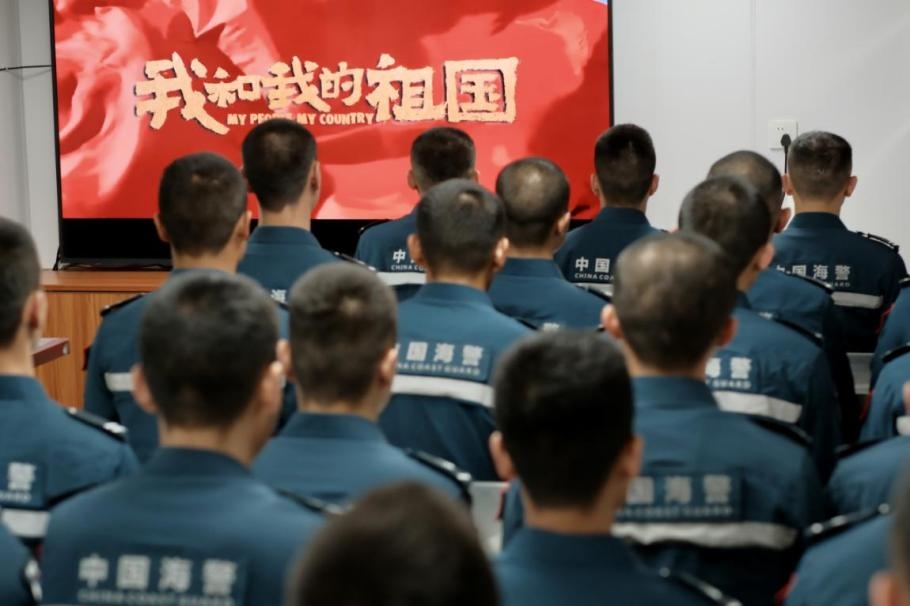 1月25日，中國海警海鷗艦組織艦上執(zhí)法員觀看紅色電影。