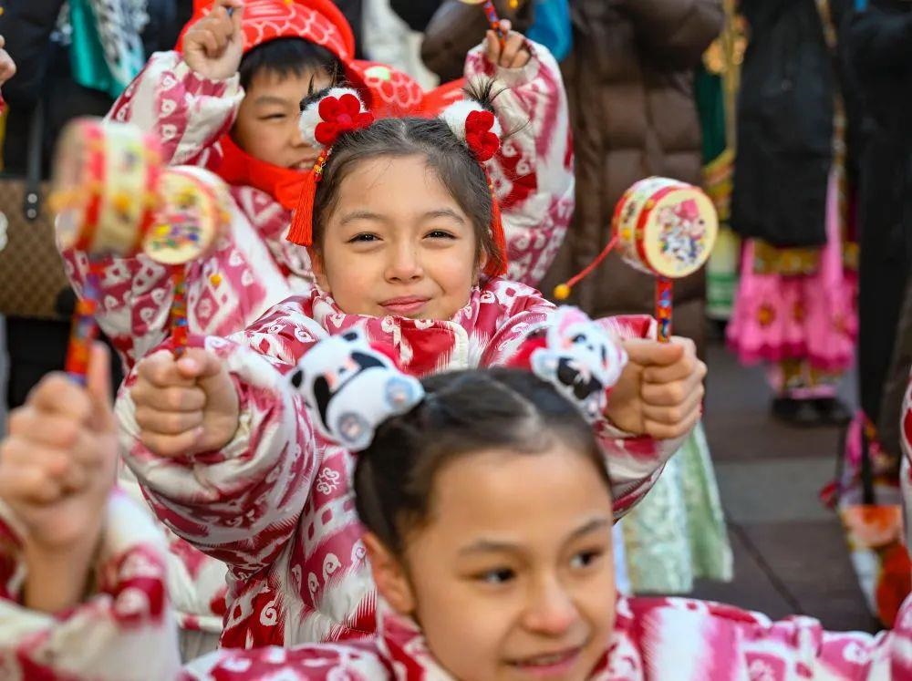 △新疆大巴扎社火迎新春，孩子們?cè)诂F(xiàn)場(chǎng)表演。