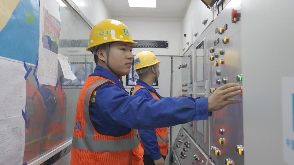 盾構(gòu)司機(jī)何曉波在駕駛室內(nèi)調(diào)試盾構(gòu)機(jī)參數(shù)。（劉芬攝）