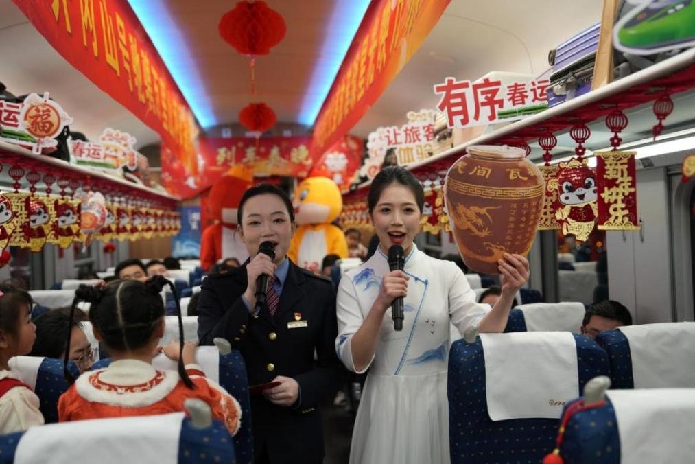 列車乘務(wù)員向旅客介紹江西美食——瓦罐湯。人民網(wǎng) 歐陽易佳攝