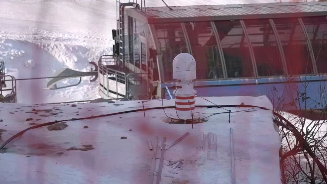 設(shè)在坡面障礙技巧和大跳臺(tái)雪道旁的激光測(cè)風(fēng)雷達(dá)。氣象部門供圖