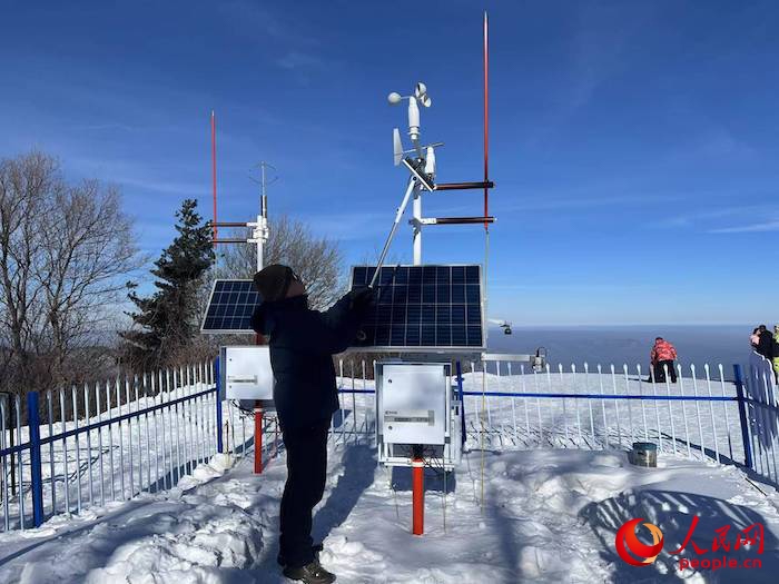 工作人員正在對(duì)氣象設(shè)備進(jìn)行日常維護(hù)。人民網(wǎng) 高清揚(yáng)攝