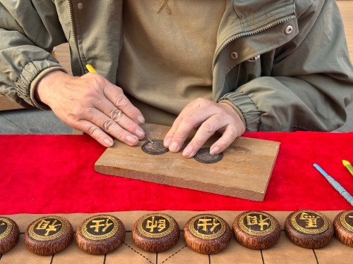 柯秋楓正在雕刻。人民網(wǎng) 陳葉欣攝