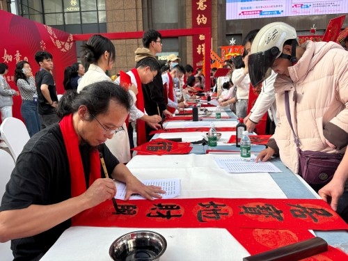 活動(dòng)現(xiàn)場贈送春聯(lián)和福字。人民網(wǎng) 陳葉欣攝