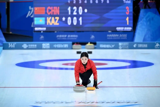 2月4日，中國隊選手韓雨在比賽中擲壺。新華社記者 江漢 攝