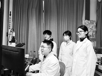 西安交通大學(xué)教授王昌河團隊在進行多巴胺分泌電化學(xué)檢測。受訪者供圖