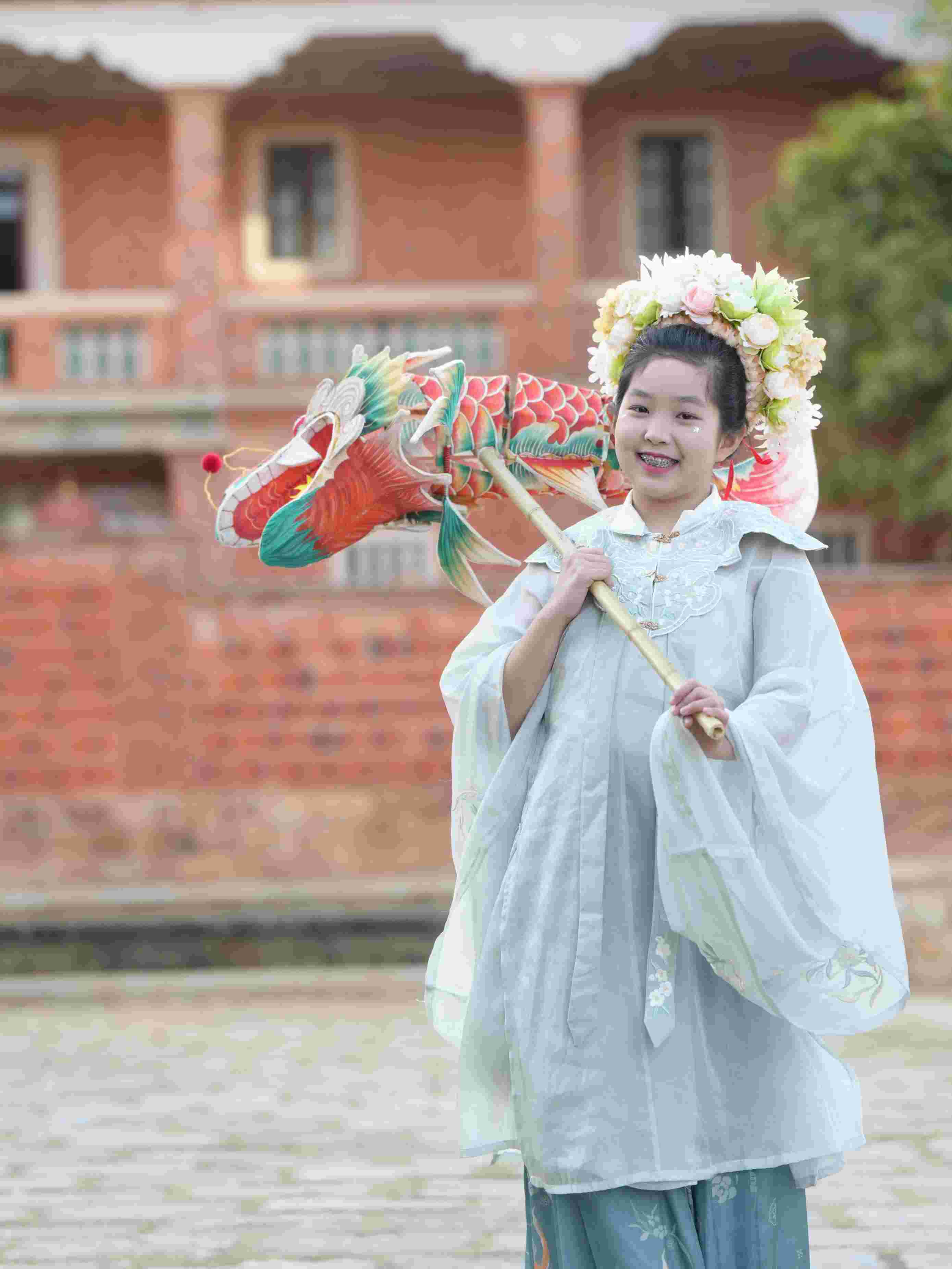 在泉州，沈女士為女兒拍下頭戴簪花的照片。受訪者供圖