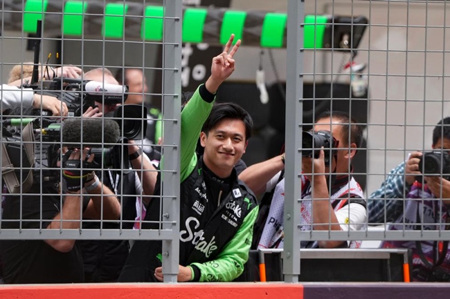 2024年4月19日，索伯車隊中國車手周冠宇（中）在練習賽前向觀眾致意。當日，F(xiàn)1中國大獎賽在上海開賽。中國車手周冠宇主場首秀參賽。新華社記者 夏一方攝