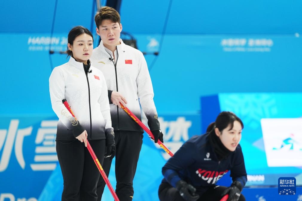 2月6日，中國隊選手王智宇（中）、韓雨（左）在比賽中。新華社記者 王松 攝