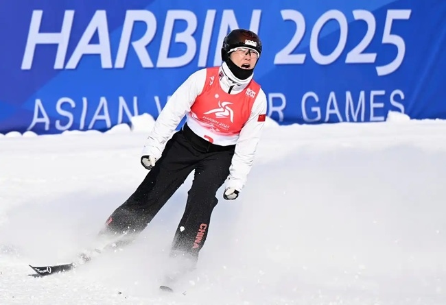 2月9日，徐夢桃在完成動作后慶祝。新華社記者 夏一方攝