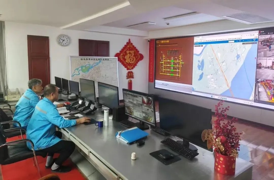工作人員在燃?xì)庹{(diào)度中心值守。受訪者供圖