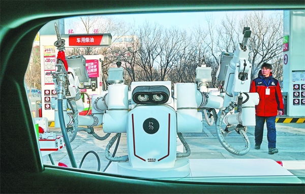 智能加油機(jī)器人在加能站工作。受訪者供圖