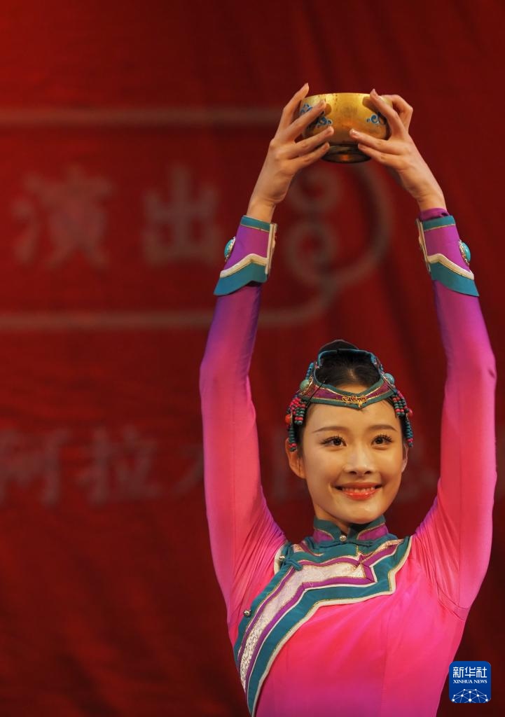 2月11日，在哈薩克斯坦阿拉木圖的阿拜國家歌劇和芭蕾舞劇院，中國演員表演舞蹈。新華社記者 趙宇 攝