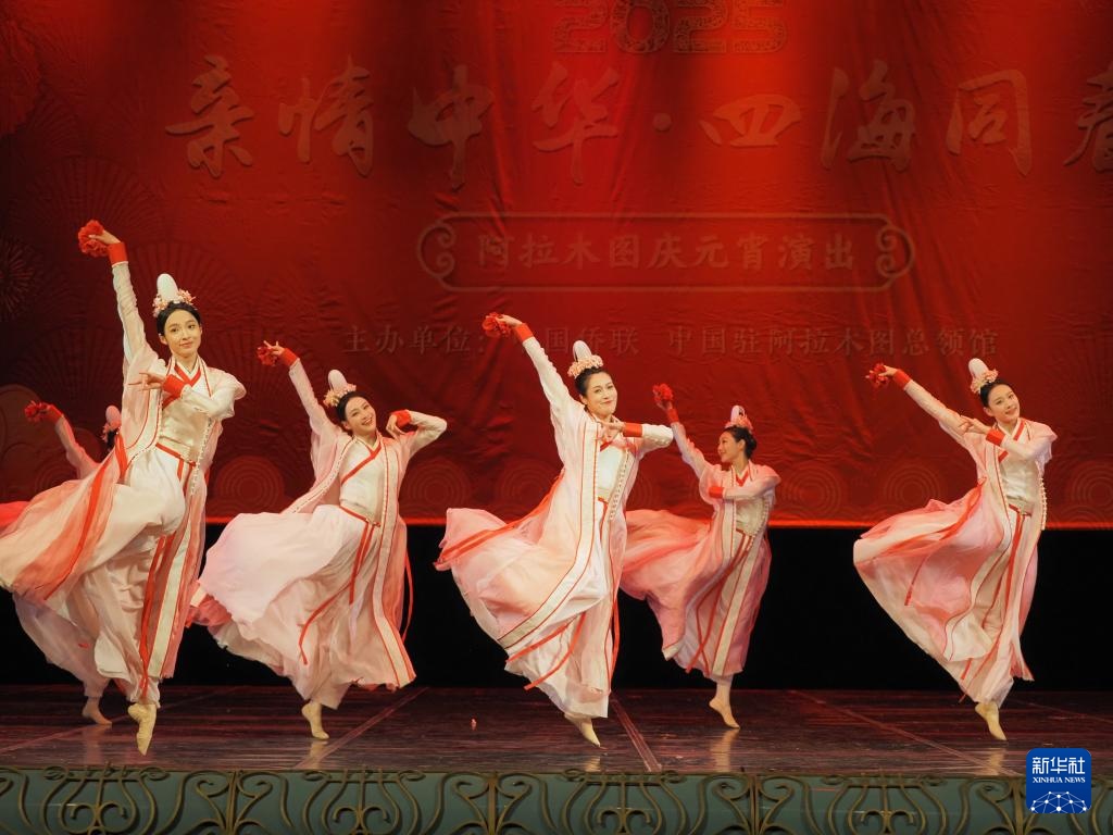 2月11日，在哈薩克斯坦阿拉木圖的阿拜國家歌劇和芭蕾舞劇院，中國演員表演舞蹈《元日霓裳》。新華社記者 趙宇 攝