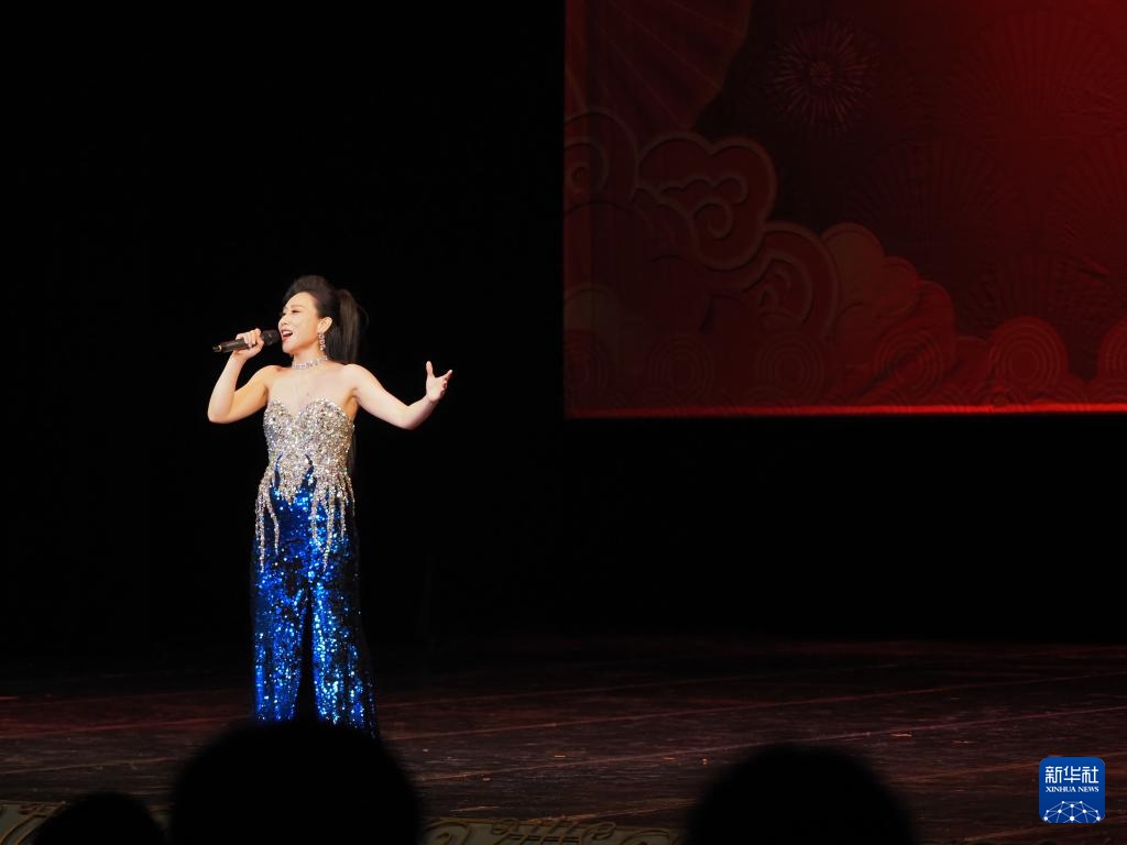 2月11日，歌手在哈薩克斯坦阿拉木圖的阿拜國家歌劇和芭蕾舞劇院演唱歌曲。新華社記者 趙宇 攝