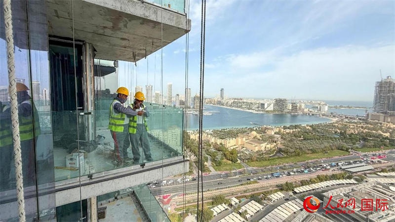 工人正在高層作業(yè)。人民網(wǎng)塔里克·易卜拉欣攝