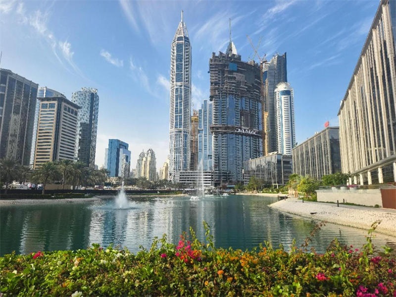 正在建設(shè)中的卡瓦利卡薩高層住宅項目（圖中有腳手架建筑）。 中建中東供圖 