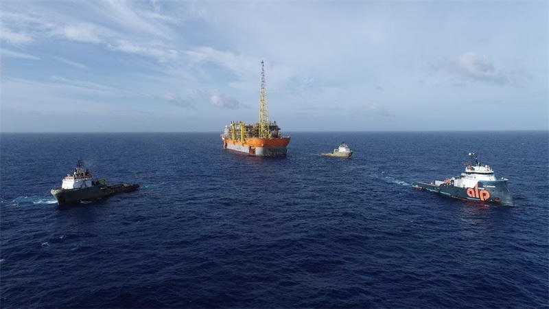 布濟(jì)烏斯七期項目浮式生產(chǎn)儲卸油裝置抵達(dá)油田區(qū)域。巴西國家石油公司供圖