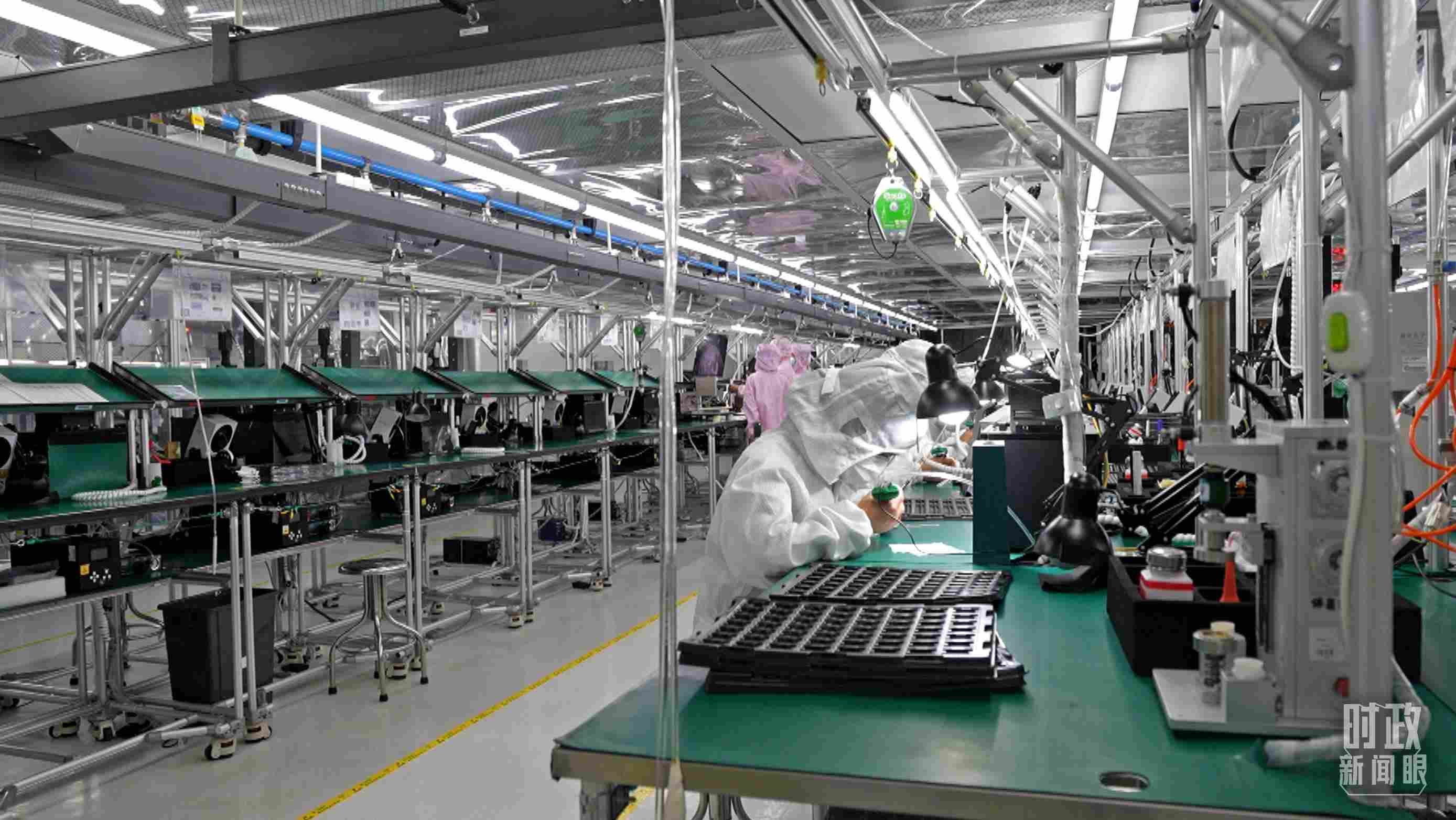 △四川省宜賓市極米光電有限公司的無塵車間光機(jī)組裝線。（總臺(tái)央視記者范學(xué)禹拍攝）