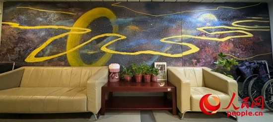 清華長庚醫(yī)院掛著一幅名為“生命長河”的畫，家屬將離世親人的名字寫在上面。人民網(wǎng) 陳葉欣攝