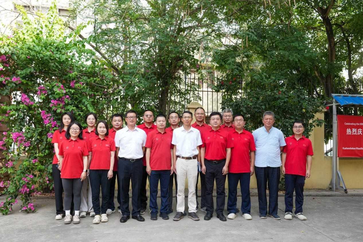 李強華與醫(yī)療隊合影。中國援桑醫(yī)療隊供圖