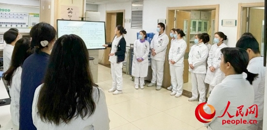 華西第四醫(yī)院姑息醫(yī)學(xué)科交班會(huì)上，護(hù)士介紹患者情況。人民網(wǎng)記者 金慧慧攝