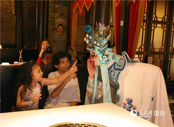 迪拜火鍋店里的川劇變臉表演。 人民網(wǎng)記者 管克江攝