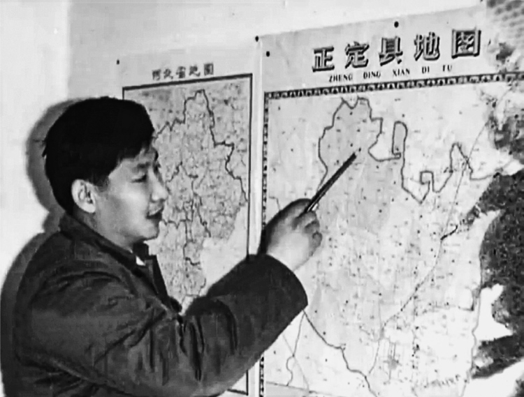 習(xí)近平在辦公室地圖前謀劃正定的發(fā)展。（圖源：《讓群眾過上好日子——習(xí)近平正定足跡》）