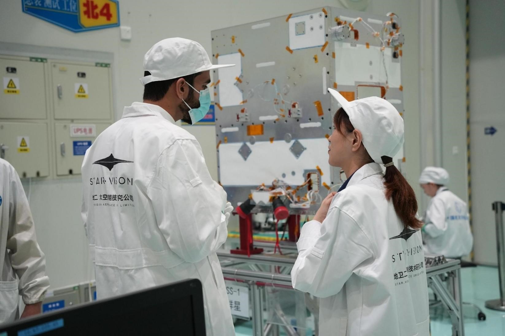 阿曼技術(shù)人員在中國接受培訓。阿曼蘭斯航天公司供圖