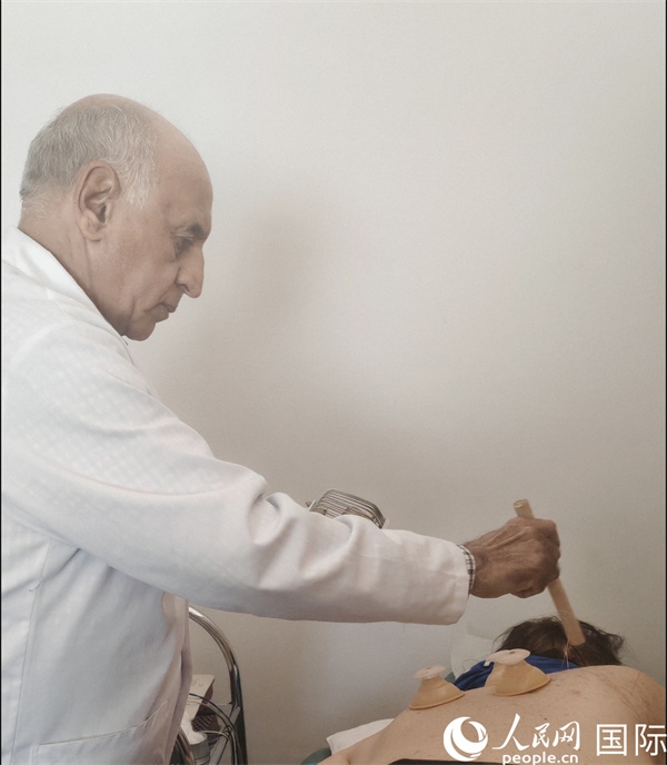 哈利勒正在治療病人。人民網(wǎng)記者 黃培昭攝