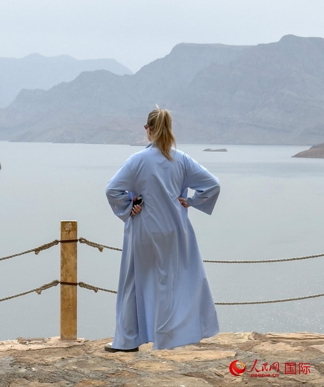 圖為一名游客正在俯瞰阿拉伯灣。人民網(wǎng) 塔里克·易卜拉欣攝