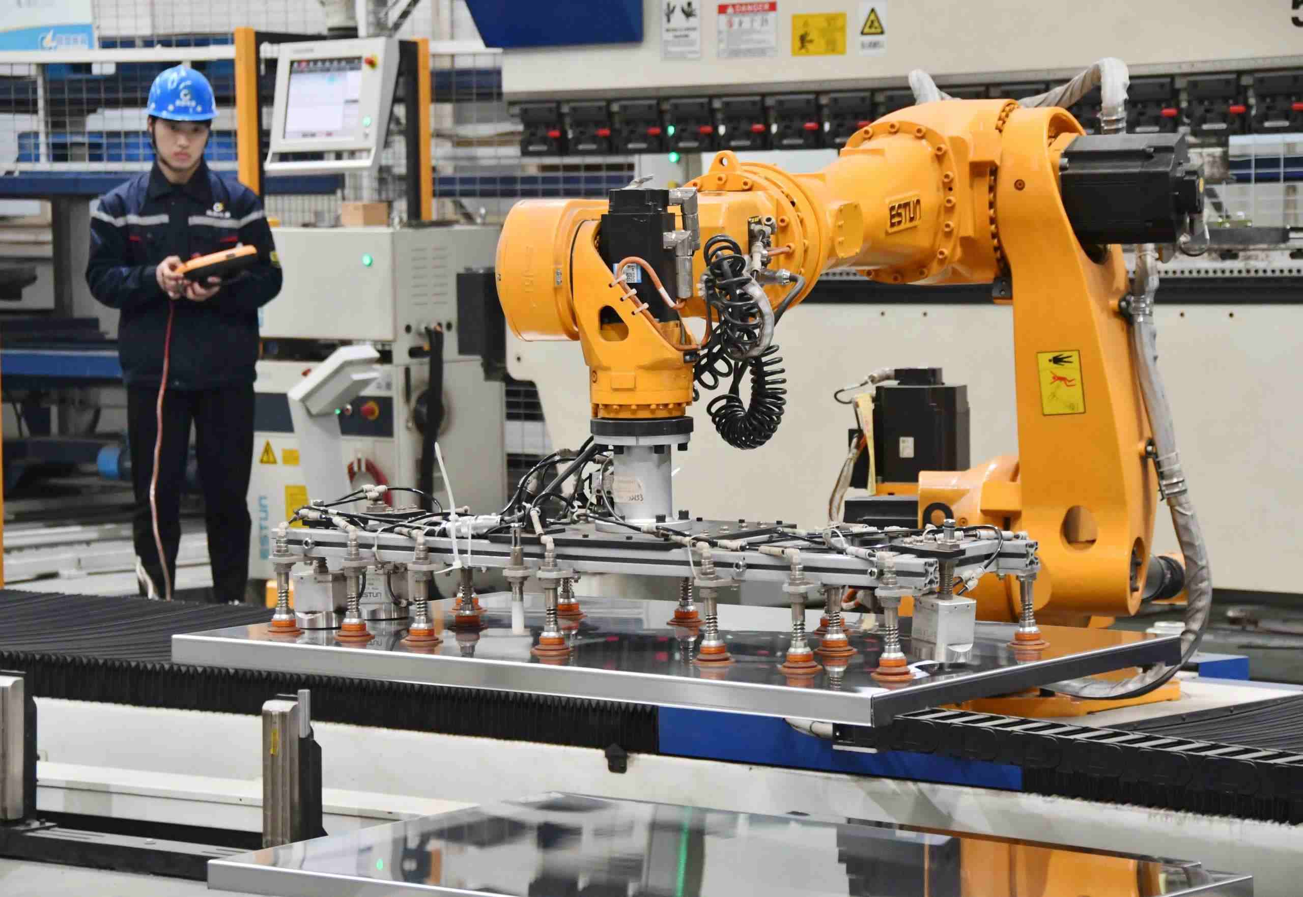 △2025年2月21日，河北邯鄲永年區(qū)工業(yè)園區(qū)的一家企業(yè)，工人正在操控工業(yè)機器人作業(yè)。