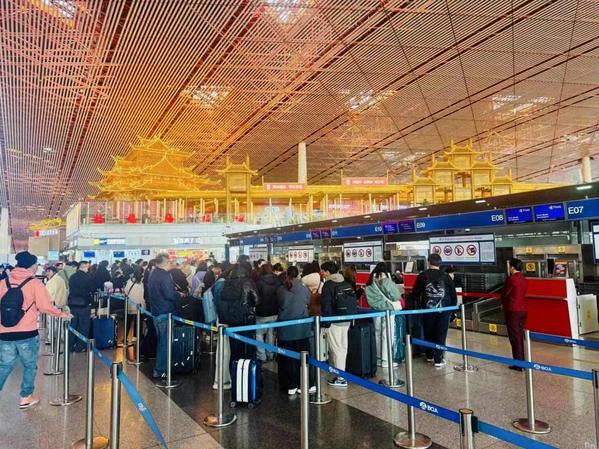 旅客在首都機(jī)場(chǎng)值機(jī)柜臺(tái)辦理乘機(jī)手續(xù)。人民網(wǎng)記者 喬雪峰攝