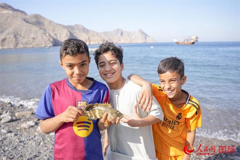 在海邊玩耍的孩子們。人民網(wǎng) 塔里克·易卜拉欣攝