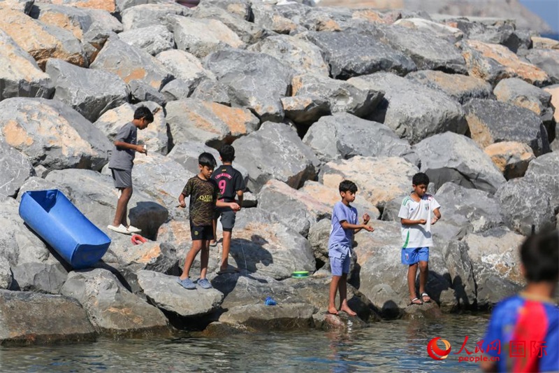 在海邊玩耍的孩子們。人民網(wǎng) 塔里克·易卜拉欣攝
