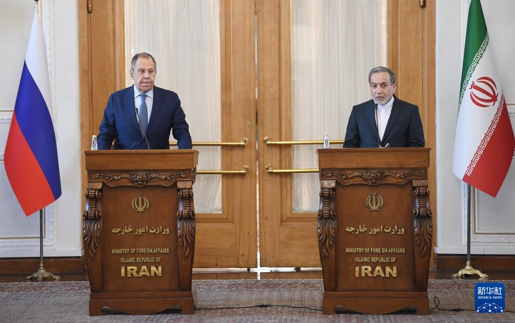 2月25日，在伊朗德黑蘭，伊朗外交部長阿拉格齊（右）與俄羅斯外長拉夫羅夫出席聯(lián)合新聞發(fā)布會。新華社記者 沙達(dá)提 攝