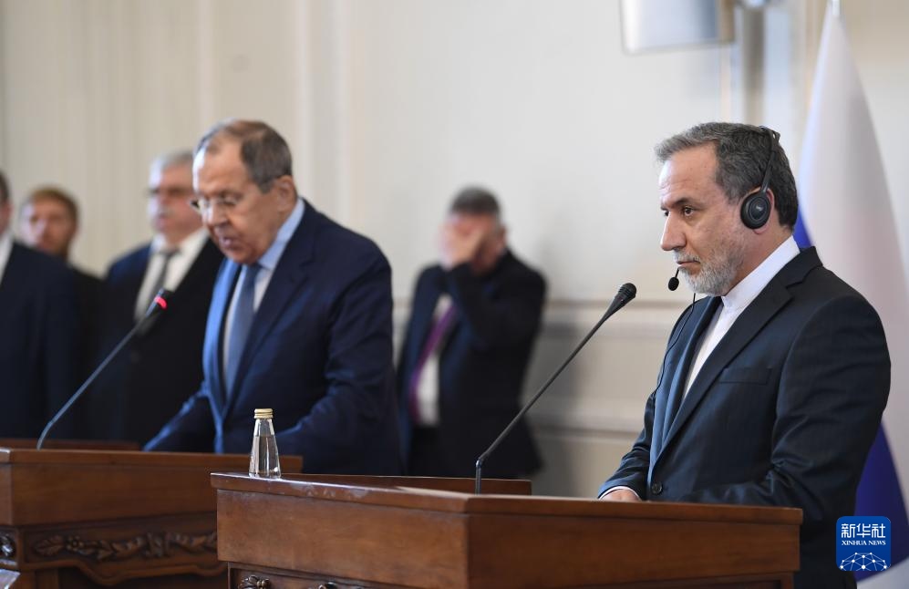 2月25日，在伊朗德黑蘭，伊朗外交部長阿拉格齊（右）與俄羅斯外長拉夫羅夫出席聯(lián)合新聞發(fā)布會。新華社記者 沙達(dá)提 攝