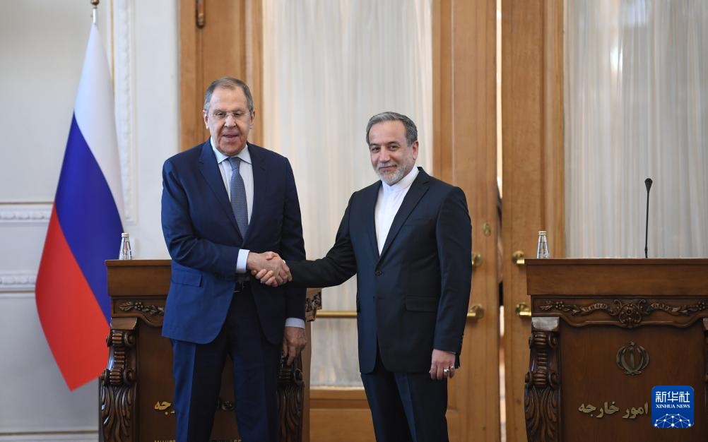 2月25日，在伊朗德黑蘭，伊朗外交部長阿拉格齊（右）與俄羅斯外長拉夫羅夫出席聯(lián)合新聞發(fā)布會。新華社記者 沙達(dá)提 攝